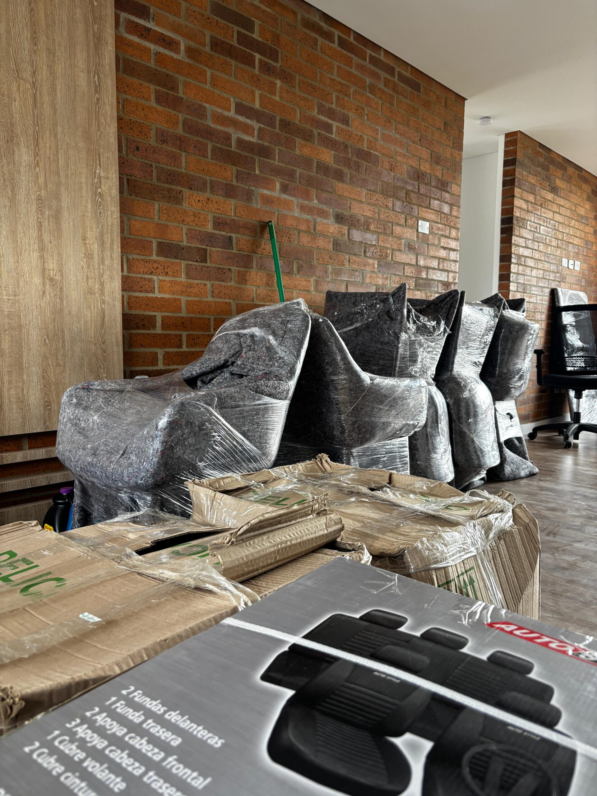 empacando caja - mudanza plus - mudanzas en pasto - empresas de mudanzas en pasto (1)