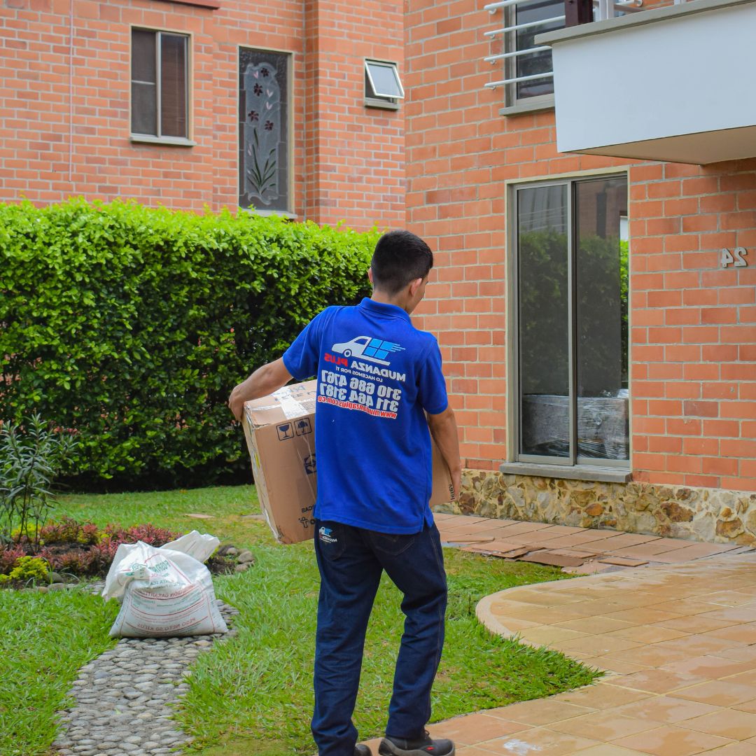 instalando tv - mudanza plus - mudanzas en pasto - empresas de mudanzas en pasto (1)